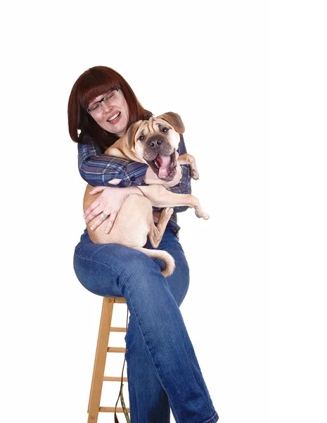 Mujer sosteniendo perro. — Foto de Stock