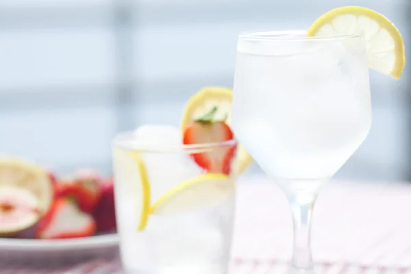 Cóctel con hielo, limón, higo y fresas en un plato — Foto de Stock