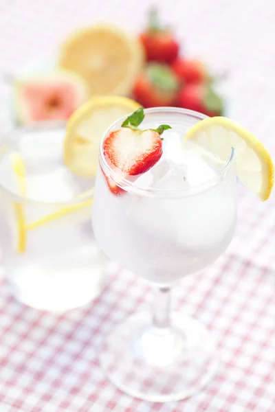 Cocktail avec glace, citron, figue et fraises dans une assiette — Photo