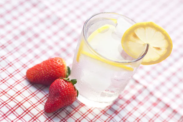 Cocktail com gelo, limão e morango — Fotografia de Stock