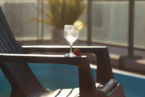 Zwembad, lounge, een glas wijn met ijs, citroen en strawber — Stockfoto