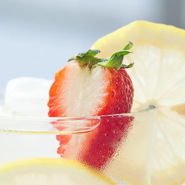与冰、 柠檬、 草莓鸡尾酒 — 图库照片