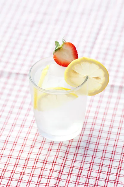 Cóctel con hielo, limón y fresa —  Fotos de Stock