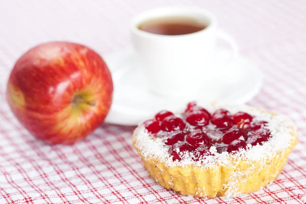 Güzel kek çilek, elma ve ekose kumaş üzerine çay — Stok fotoğraf