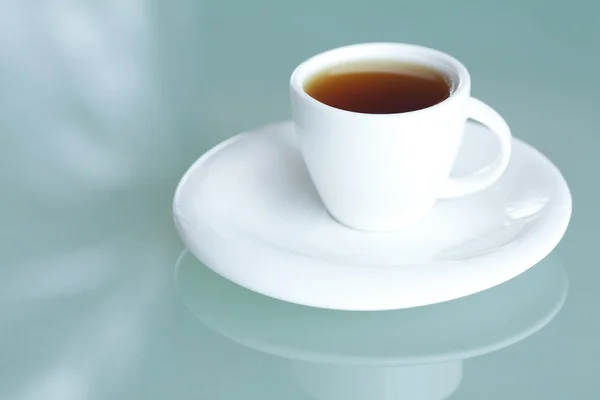Φλιτζάνι τσάι σε μια επιφάνεια του γυαλιού — Φωτογραφία Αρχείου