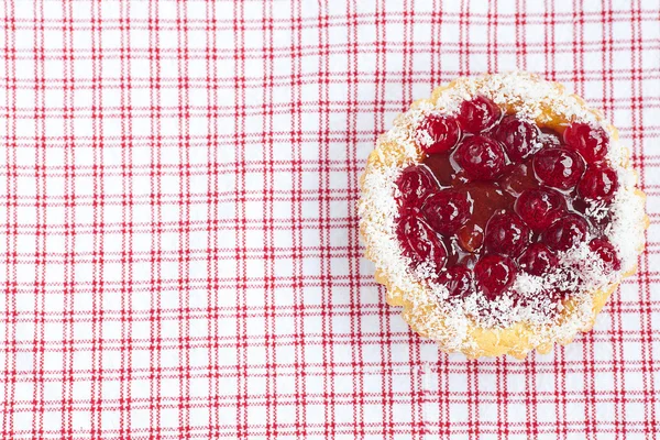 Çilek ekose kumaş üzerine ile güzel pasta — Stok fotoğraf