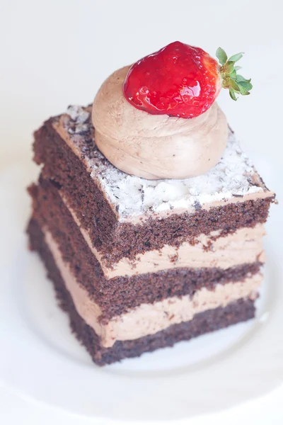 Belo bolo com morango em um fundo branco — Fotografia de Stock