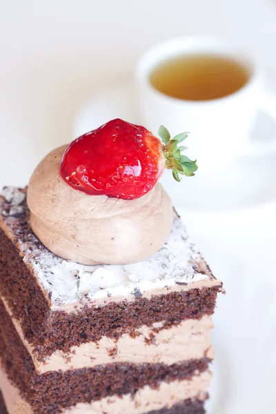 Krásný dort s jahodovou a čaj na bílém pozadí — Stock fotografie