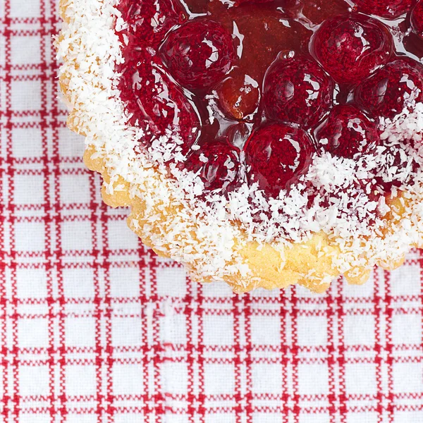 Çilek ekose kumaş üzerine ile güzel pasta — Stok fotoğraf