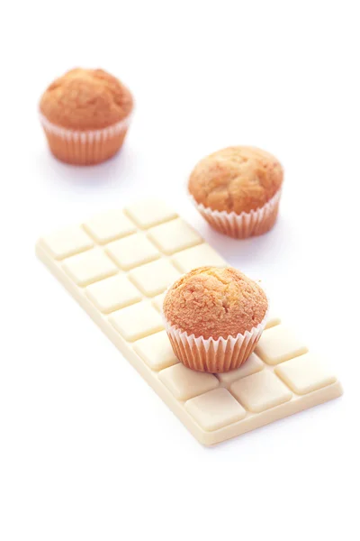 Barretta di cioccolato bianco e muffin isolata su bianco — Foto Stock