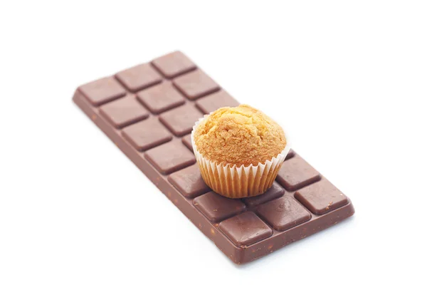 Pasek gorzkiej czekolady i muffin na białym tle — Zdjęcie stockowe