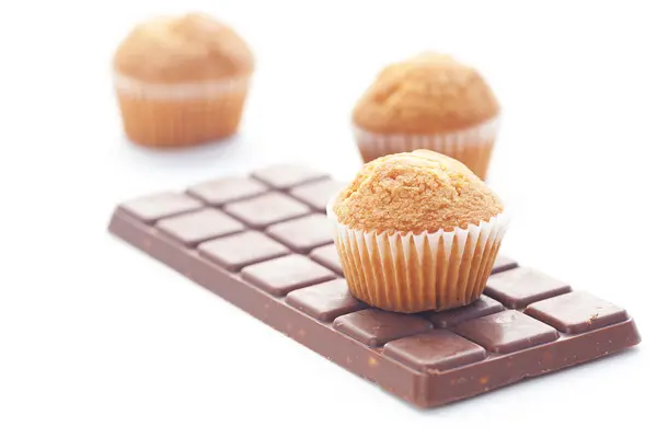 Barra de chocolate escuro e muffin isolado em branco — Fotografia de Stock