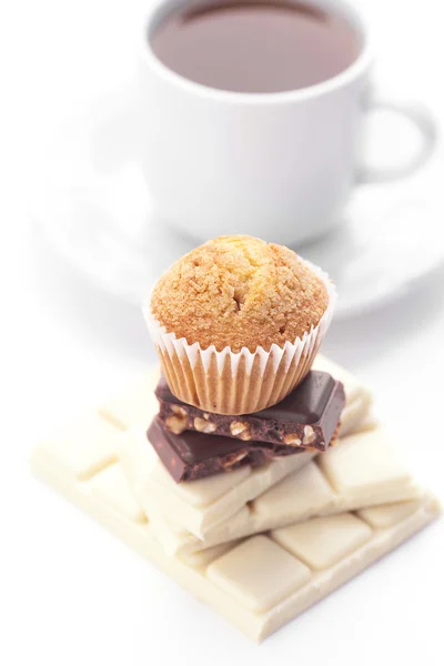 Бар з шоколаду, чаю та мафіну ізольовані на білому — стокове фото