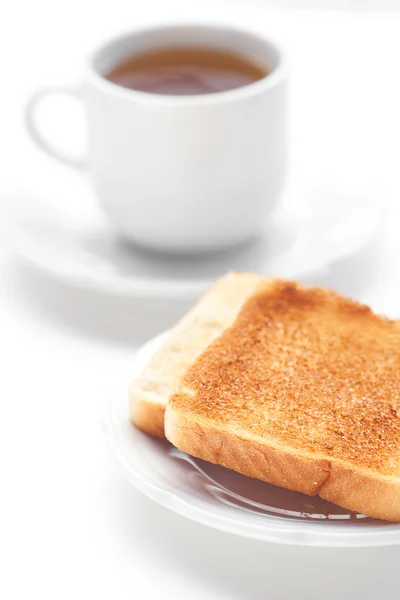 Çay ve tost üzerine beyaz izole — Stok fotoğraf