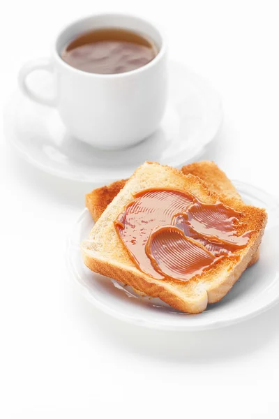 Thee en toast met karamel geïsoleerd op wit — Stockfoto