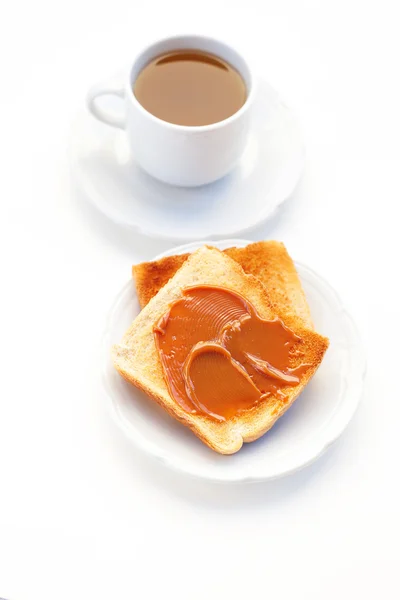 紅茶、トーストにキャラメルを白で隔離されます。 — ストック写真