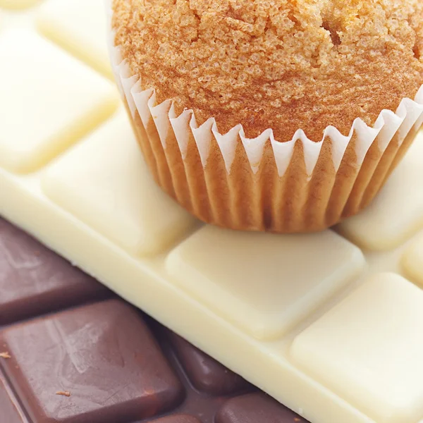 Bar of chocolate and muffin — Stock Photo, Image