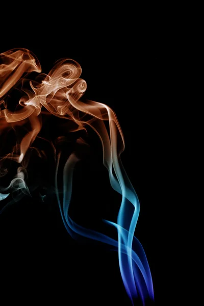 Welle und Rauch in verschiedenen Farben auf schwarzem Hintergrund — Stockfoto