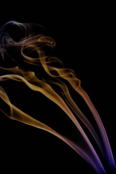 Dalga ve duman siyah arka plan üzerine farklı renk — Stok fotoğraf