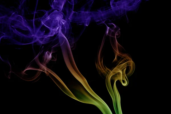 Onda e fumaça de cores diferentes no fundo preto — Fotografia de Stock