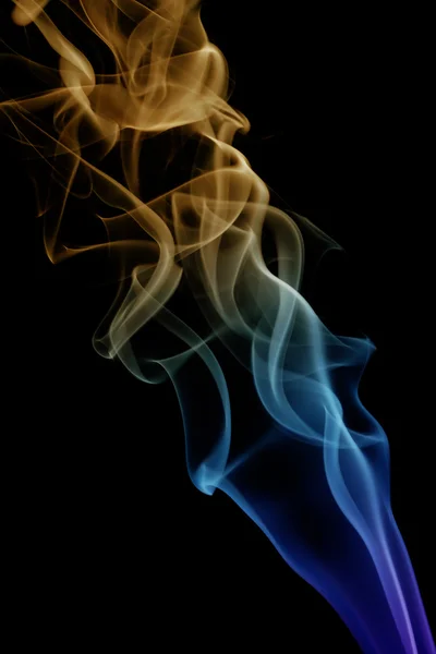 Vlna a kouř z různých barev na černém pozadí — Stock fotografie