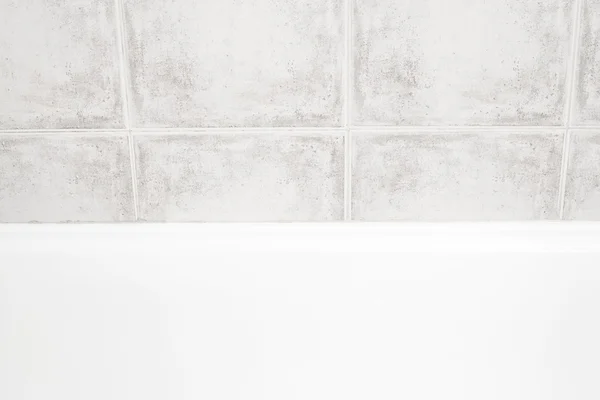 Bad en een tegel in de badkamer — Stockfoto