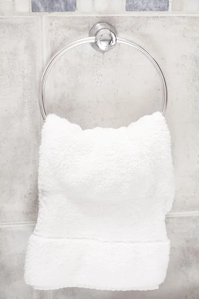 Полотенце висит на кольце в ванной комнате — стоковое фото