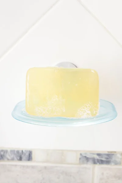 Мило у ванній на фоні плитки — стокове фото
