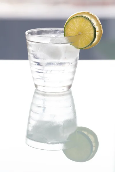 Νερό με λεμόνι και ασβέστη σε ένα ποτήρι με πάγο — Φωτογραφία Αρχείου