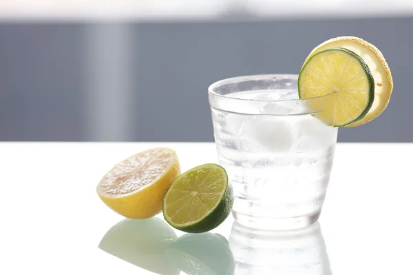 レモンとライム、グラスに氷の水 — ストック写真