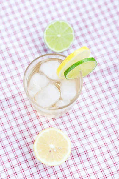 Wasser mit Zitrone und Limette in einem Glas mit Eis — Stockfoto