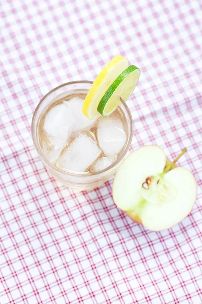 Agua con limón y lima, manzana en un vaso con hielo — Foto de Stock