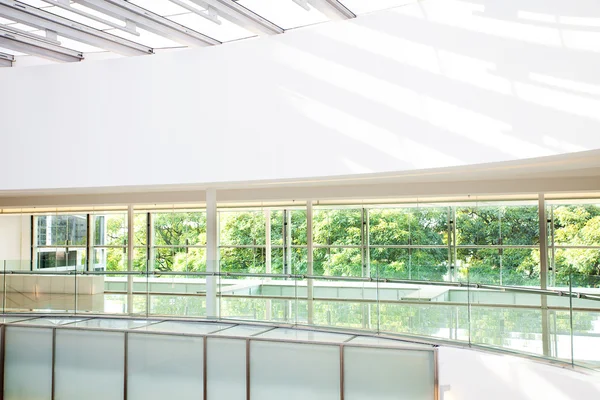 Interior de alta tecnología de un moderno edificio de oficinas — Foto de Stock