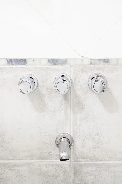 Кран в ванной комнате на заднем плане плитки — стоковое фото