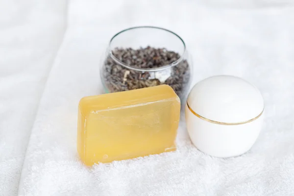 화장품 용기, 비누와 흰 수건에 라벤더 — 스톡 사진