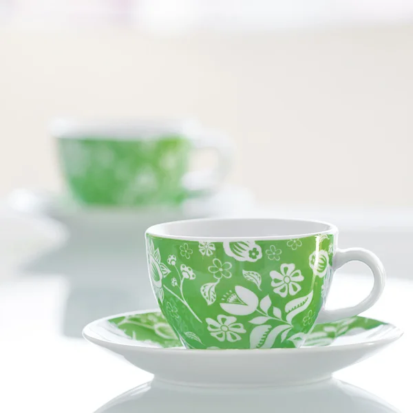 Két csésze tea üveg asztal — Stock Fotó