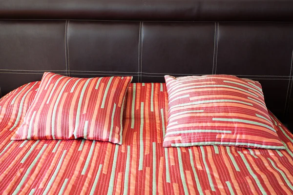 Cama com duas almofadas e um cobertor — Fotografia de Stock