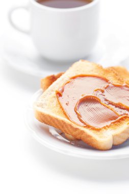 çay ve tost ile üzerine beyaz izole karamel