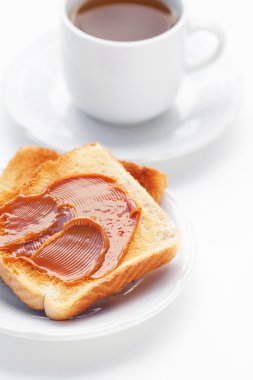 çay ve tost ile üzerine beyaz izole karamel