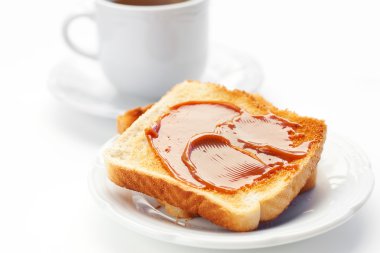 çay ve tost ile üzerine beyaz izole karamel