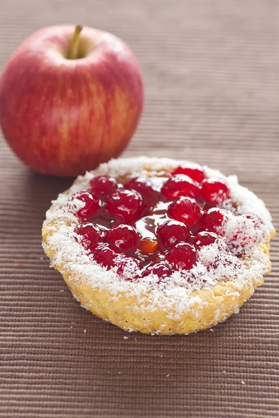 Όμορφη τούρτα με μούρα και Μήλου σε καφέ χαλί — Φωτογραφία Αρχείου
