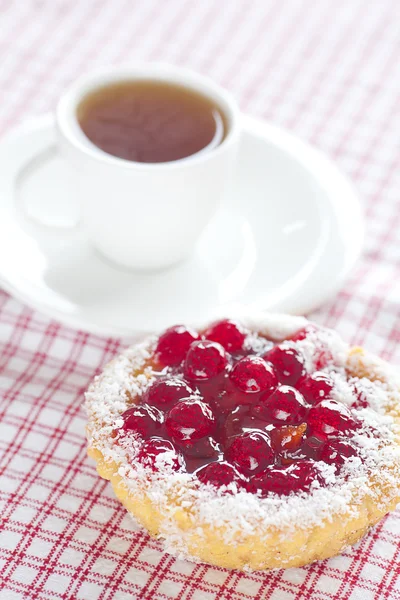 Hermoso pastel con bayas y té en tela a cuadros — Foto de Stock