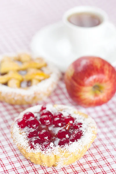 Όμορφη τούρτα με μούρα, μήλο και τσάι στο καρό ύφασμα — Φωτογραφία Αρχείου
