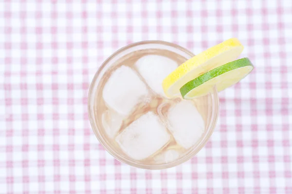 Woda z cytryną i wapna w szklance z lodem — Zdjęcie stockowe
