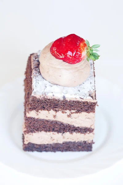 Belo bolo com morango em um fundo branco — Fotografia de Stock