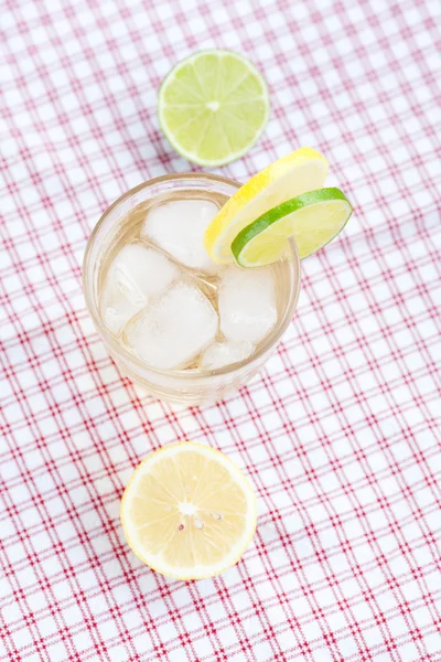 Limon ve kireç bir bardak buzlu su — Stok fotoğraf