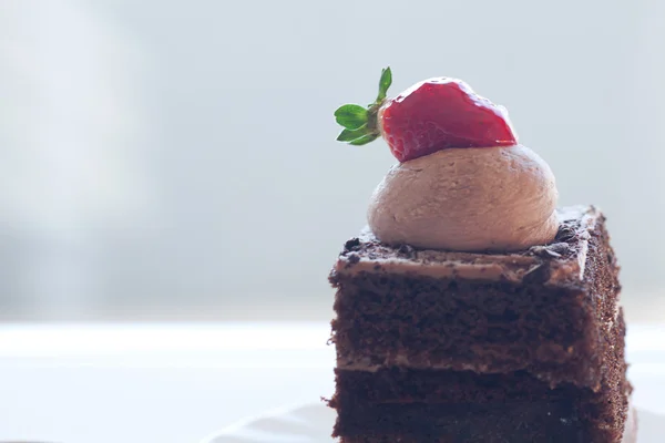 Beautiful cake with strawberry on background of street — Stock Photo, Image
