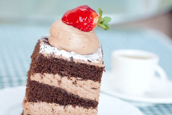 Piękny tort truskawkowy i filiżankę herbaty — Zdjęcie stockowe