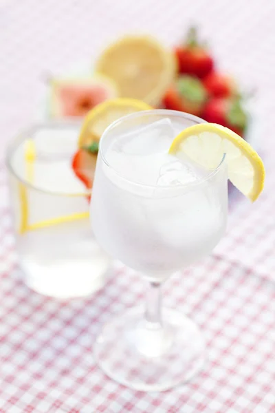 Коктейль з льодом, лимоном, інжиром і полуницею на тарілці — стокове фото
