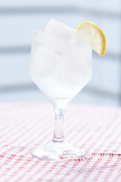 Cocktail con ghiaccio e limone — Foto Stock